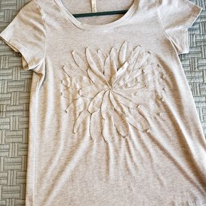 Cute, grey T with dimensional flower